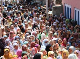 Large number of people join last rites of Army soldier in Bandipora on Sunday. — Excelsior/Abid Nabi