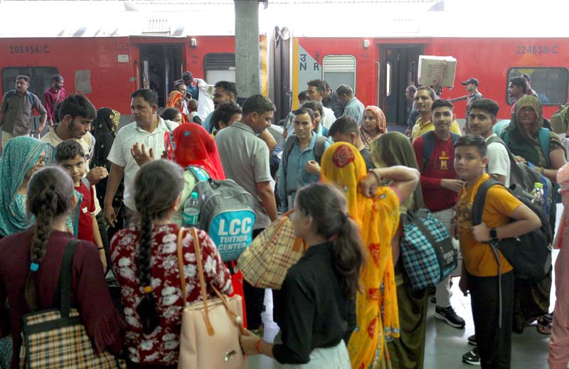Rush of passengers at Jammu Railway Station as several trains were cancelled on Friday. -Excelsior/Rakesh