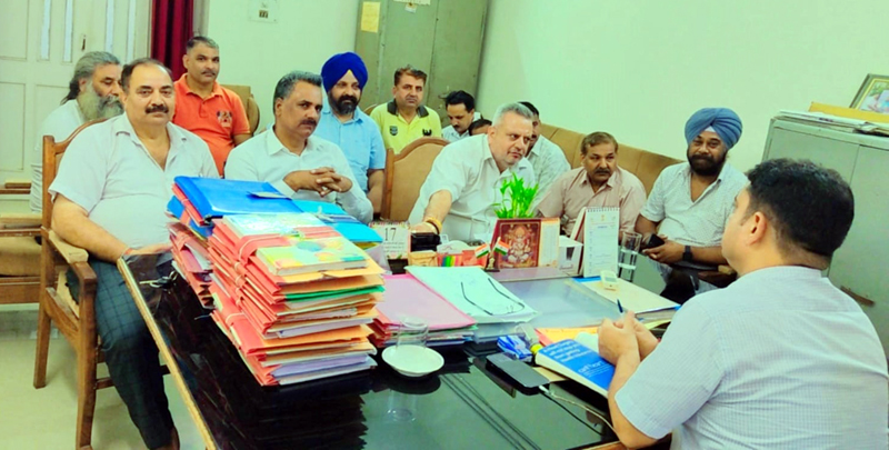 Members of JKGPA delegation in a meeting with Deputy Director Drug Controller, Surinder Mohan Tickoo.