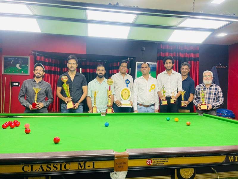 Chief guest, Vivek Pathak posing with Snooker champions and runner-ups in Srinagar on Monday.