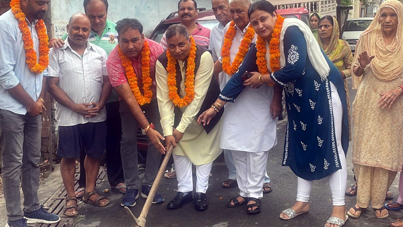 JMC Councillor, Jeet Angral, former Minister Sat Sharma along with others starting work of laying water supply pipes in Ward 12.