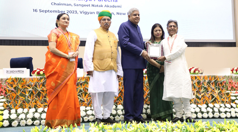 Hari Krishen Langoo being conferred upon one-time Sangeet Natak Akademi Amrit Award by Vice-President of India at New Delhi.