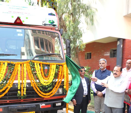 Union Minister Dr Jitendra Singh flagging-off the revolutionary "Recycling on Wheels Smart-ER", as a part of "Swachhata-Hi Sewa" campaign, at Anusandhan Bhawan, New Delhi on Monday