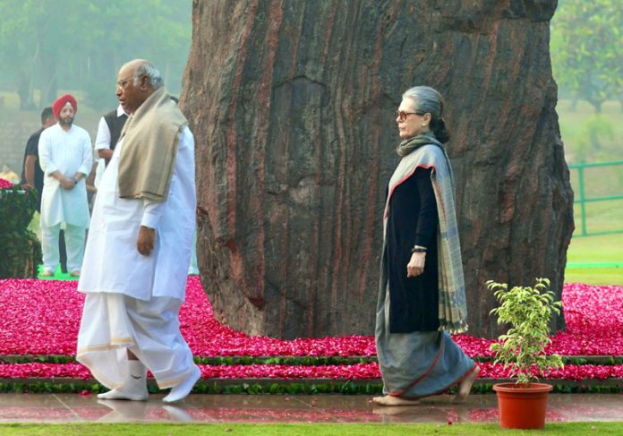 Congress president Mallikarjun Kharge along with former Congress president Sonia Gandhi paying tribute to former prime minister Indira Gandhi on her death anniversary at Shakti Sthal, in New Delhi on Tuesday. (UNI)