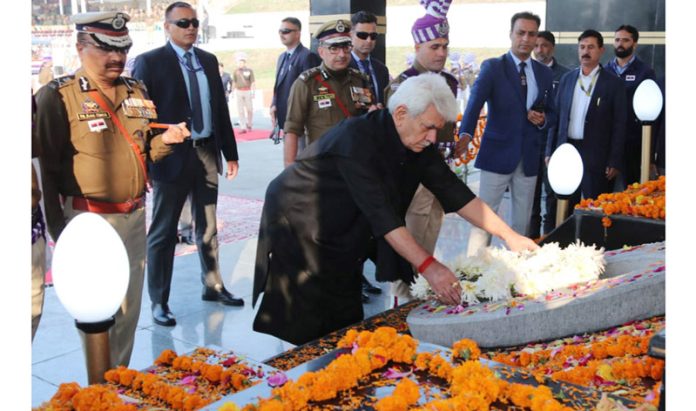LG Manoj Sinha paying tribute to the police martyrs at Zewan on Saturday. —Excelsior/Shakeel