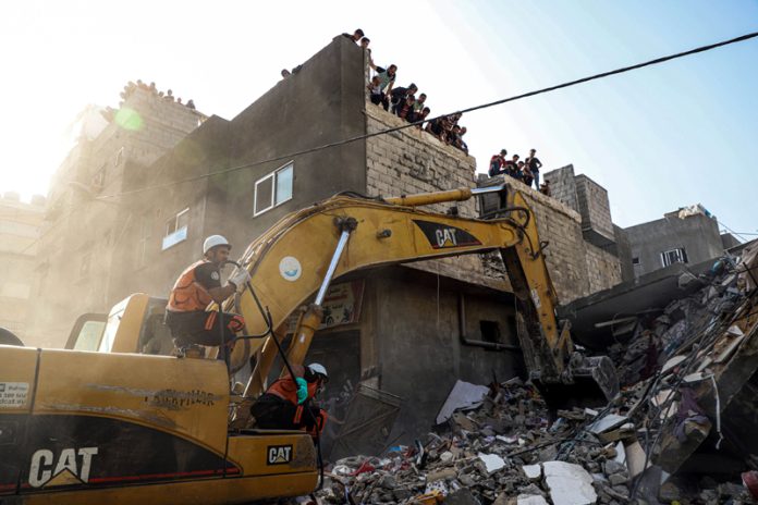 People conduct rescue work after Israeli airstrikes in the southern Gaza Strip City of Khan Younis. (UNI)