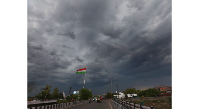 Dark clouds hover over Jammu. —Excelsior/Rakesh
