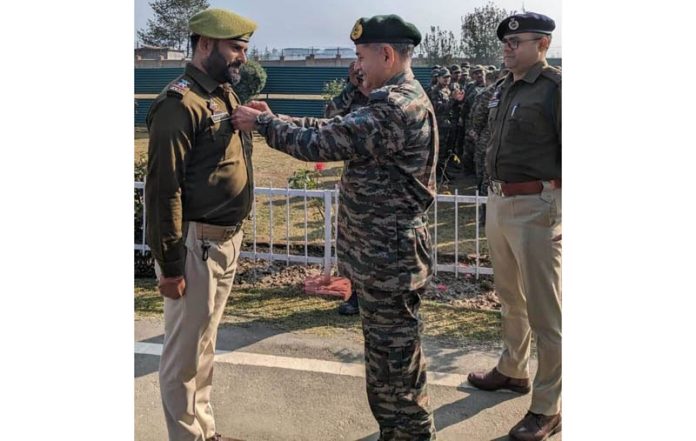 Lt Gen Upendra Dwivedi during visit to Pulwama on Wednesday. —Excelsior/Sajad Dar