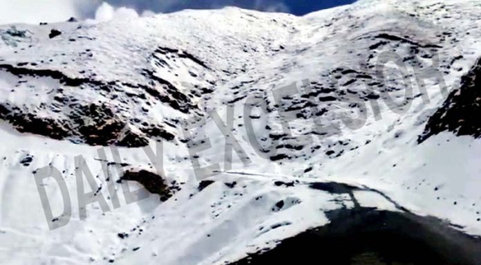 A view of fresh snowfall at Drass on Monday. (UNI)