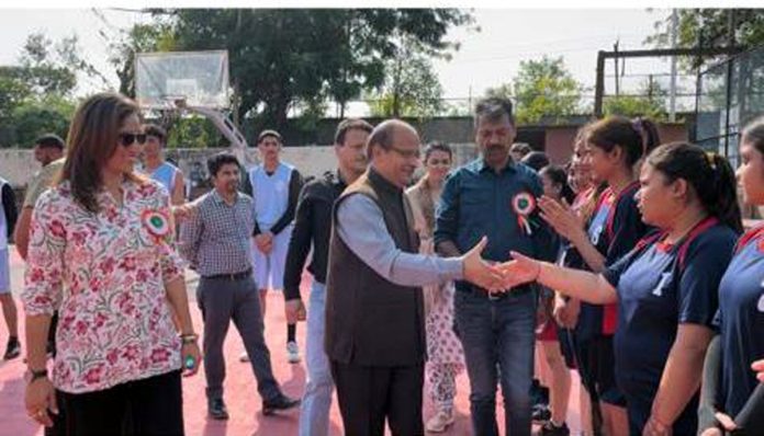 Dr. Jatinder Khajuria, Registrar Cluster University of Jammu interacting with players at MA stadium on Saturday.