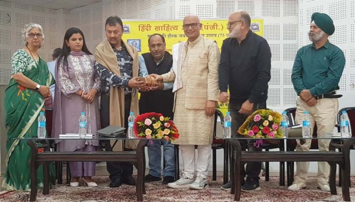 Mayor, JMC, Rajinder Sharma felicitating Rajneesh Gupta in a function held in Jammu on Wednesday.