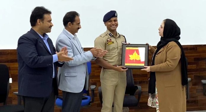 SSP Baramulla, Amod Ashok Nagpure being felicitated by Principal GMC Baramulla Dr Ruby Reshi along with Medical Superintendent, Dr Pervaiz Masoodi during an event in Baramulla on Tuesday. —Excelsior/Aabid Nabi