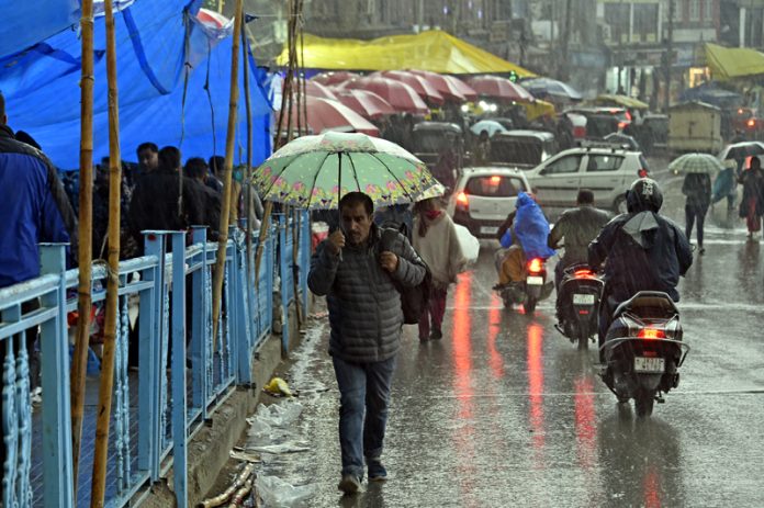 Heavy rains lash Srinagar on Thursday. -Excelsior/Shakeel