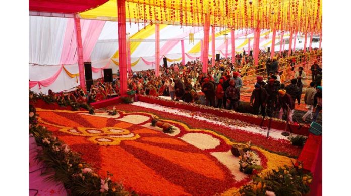 Devotees offering prayers at Gurdwara Chand Nagar in Jammu on the occasion of Gurpurab on Monday. -Excelsior/Rakesh