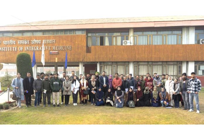 Participants of workshop organised by CSIR IIIM at Srinagar posing for a photograph.
