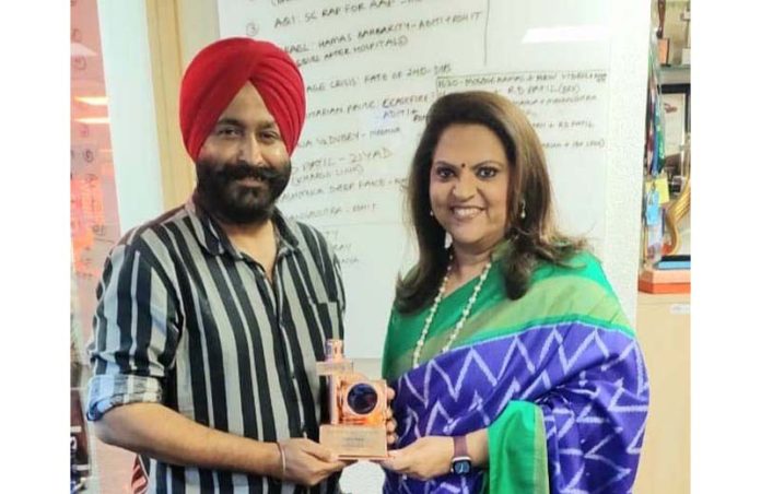 Group Editor Times Network Navika Kumar handing over ENBA award to Pradeep Dutta.