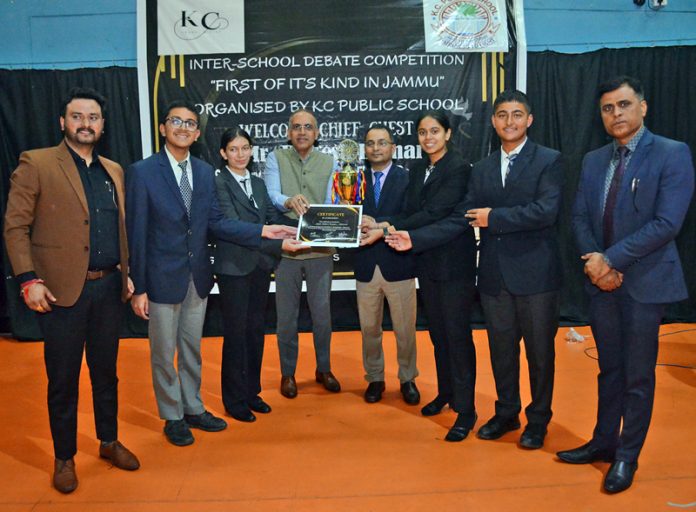 Management of KC Public School presenting a certificate to winning team.