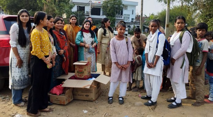 Staff and NSS volunteers of GCoE distributing essential items among slum dwellers.