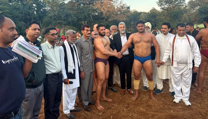 All India Jat Mahasabha president, Ch Manmohan Singh introducing wrestlers before the bout.