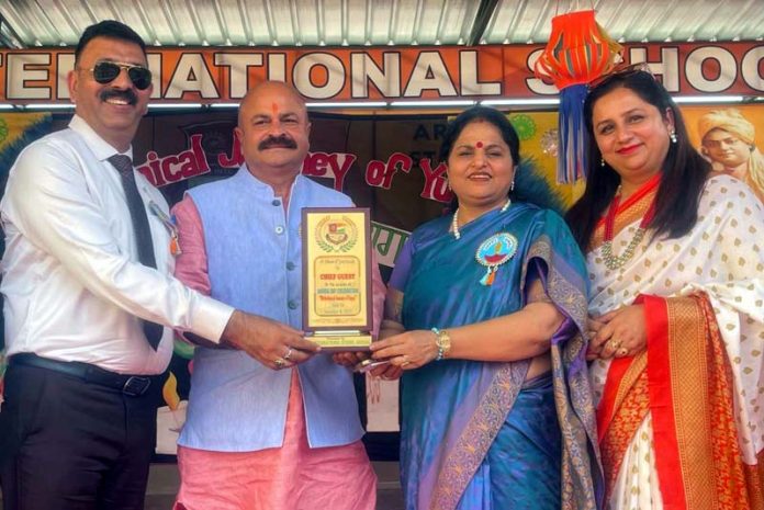 Management of RMG International School presenting memento to Senior BJP leaders Priya Sethi and Yudhvir Sethi.