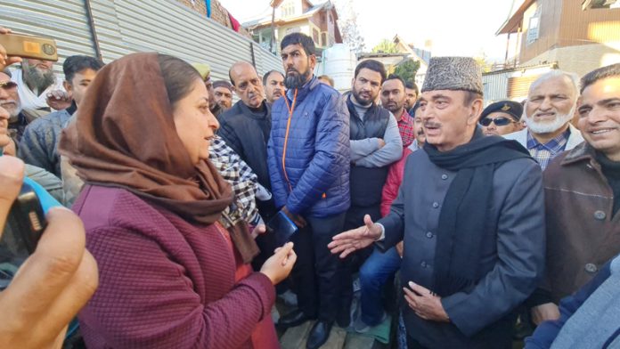 Democratic Progressive Azad Party Chairman and former Chief Minister Ghulam Nabi Azad interacting with Bhaderwah fire victims on Friday. -Excelsior/Tilak Raj