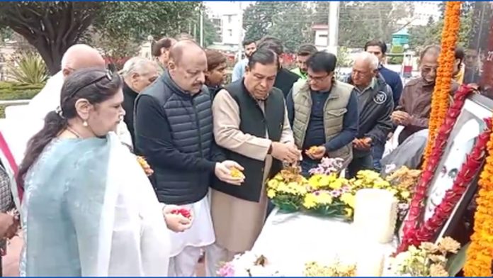 Tribute being paid to Late G L Dogra on his death anniversary at Jammu on Monday.