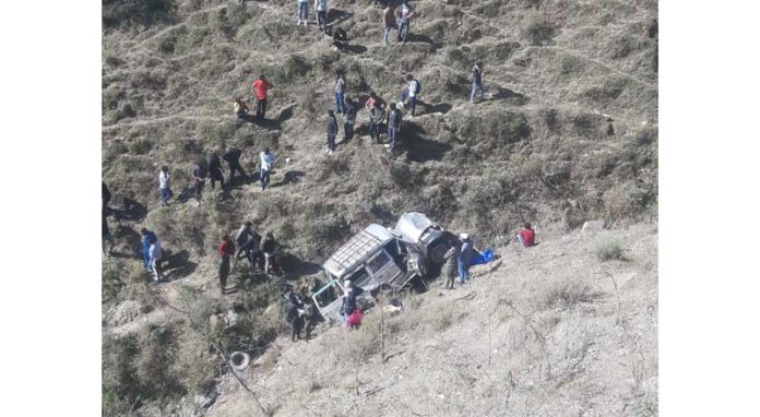 People rescue injured from wreckage of Tata Sumo which fell into a gorge in Thannamandi area of Rajouri on Friday. -Excelsior/Imran