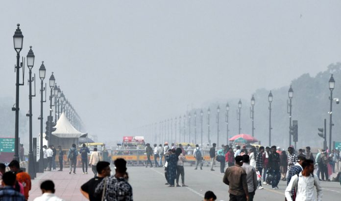 A thick layer of smog engulfed Delhi and its adjoining National Capital Region on Wednesday morning, after people celebrated Diwali by bursting crackers across the city - contributing to the already deteriorating air quality, in New Delhi. (UNI)