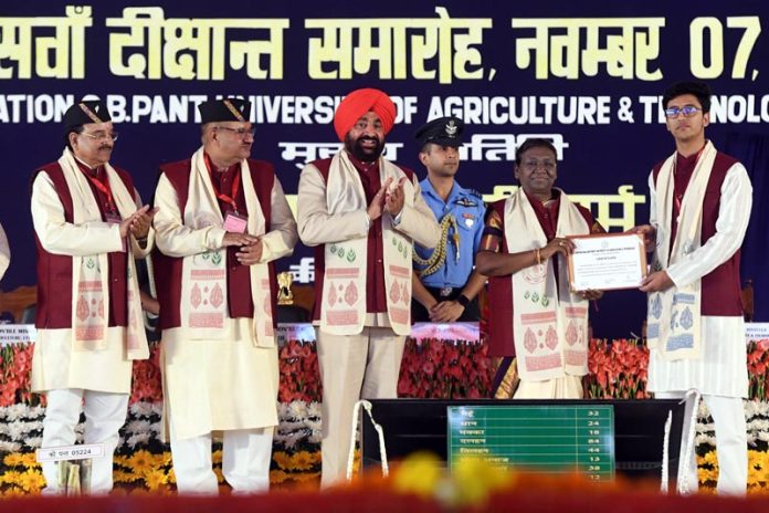President Droupadi Murmu presenting degree to students during the 35th convocation of Govind Ballabh Pant University of Agriculture and Technology at Pantnagar, Uttarakhand on Tuesday. (UNI)