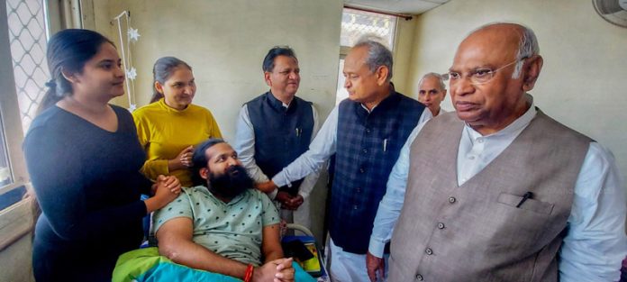 AICC president Mallikarjun Kharge with Rajasthan Chief Minister Ashok Gehlot meeting injured Harshadhipati Valmini at a hospital, in Jaipur on Saturday. (UNI)