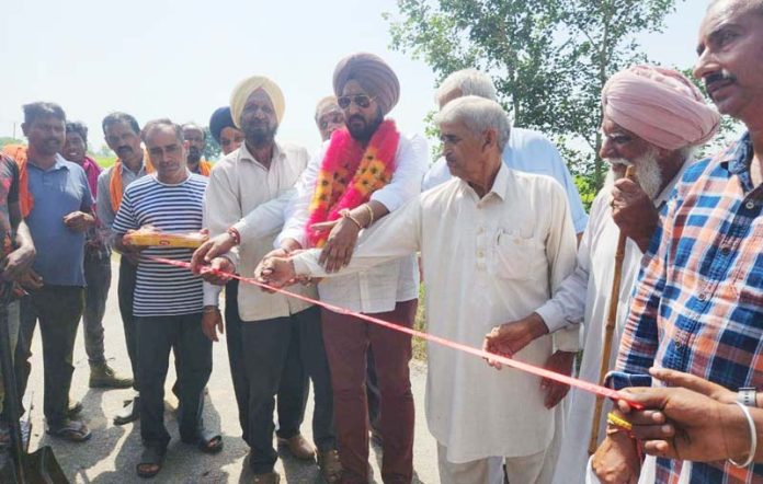 Congress leader, Taranjit Singh Tony inaugurates blacktopping work in Suchetgarh.