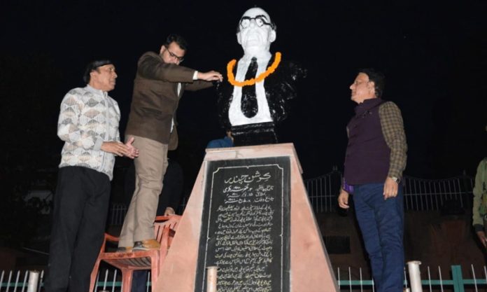 Deputy Commissioner Poonch paying tribute to Krishan Chander on his 113th Birth Anniversary on Thursday.
