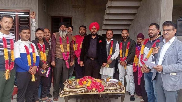 JKPCC general secretary Taranjit Singh Tony posing with new entrants of the party.