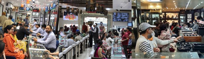 Rush of customers making purchases of precious metal on the eve of Dhanteras. - Excelsior/Rakesh