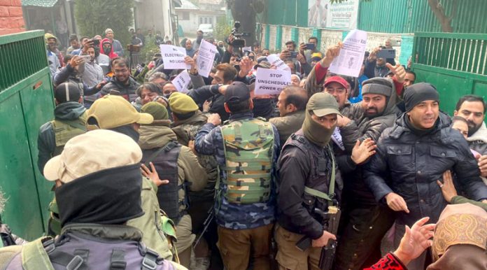 Protesting PDP members being stopped by Policemen at Srinagar on Thursday. — Excelsior/Shakeel