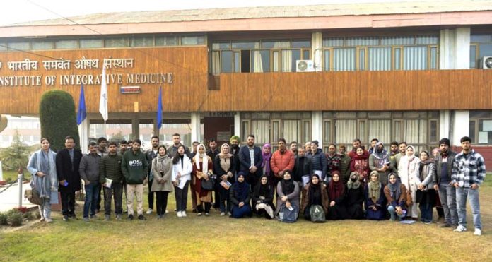 Participants of workshop organised by CSIR IIIM at Srinagar posing for a photograph.