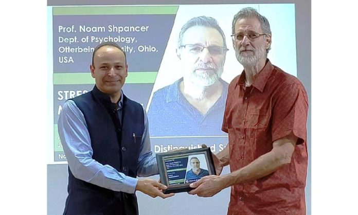 Prof. Noam Shpancer receiving memento.