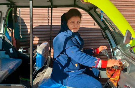 Mom Of Two Breaks Stereotype To Grow to be First Feminine E-Rickshaw Driver In Chenab Valley