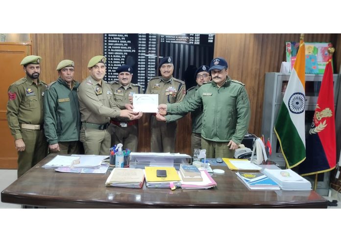 SHO Thannamandi Insp Hilal Azhar being felicitated by DIG and others during function at Rajouri. -Excelsior/Imran