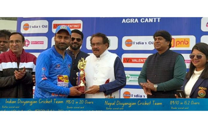 Union Health Minister, Prof SP Singh Baghel presenting trophy to Indian Captain Sayed Shah Aziz.