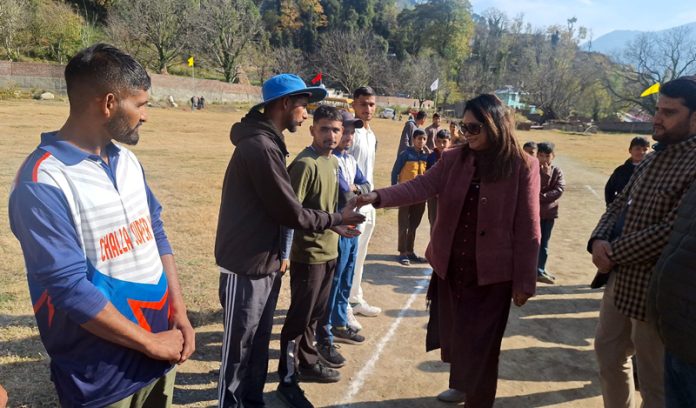 Principal Government Degree College, Bani Prof (Dr) Manisha Sarup Kohli interacting with players. 