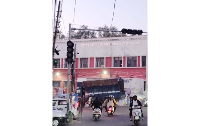 A non-functional traffic light at Parade Ground, Jammu.