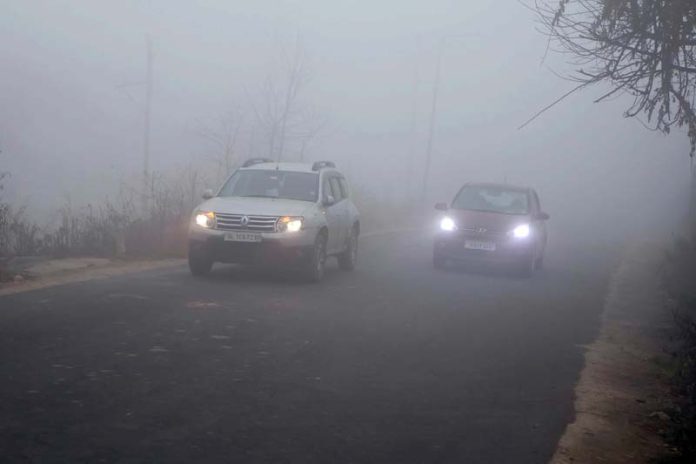 Dense fog in Srinagar on Monday. -Excelsior/Shakeel