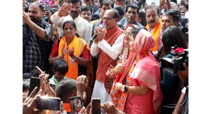 Madhya Pradesh Chief Minister Shivraj Singh Chouhan with his family accepting the greetings of the workers at his residence in Bhopal on Sunday. (UNI)