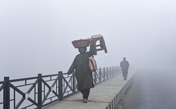 Dense fog continues across Srinagar on Friday. — Excelsior/Shakeel