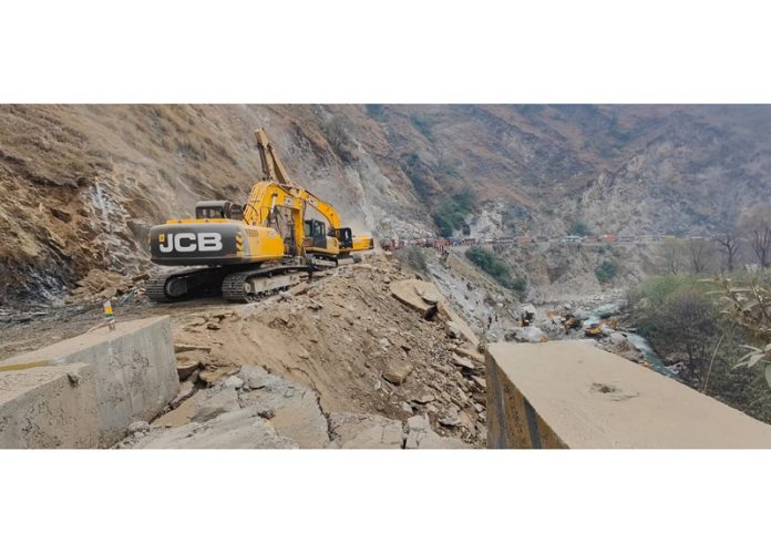 A JCB clearing blocked highway at Hingni in Ramban district on Sunday. —Excelsior/Parvaiz