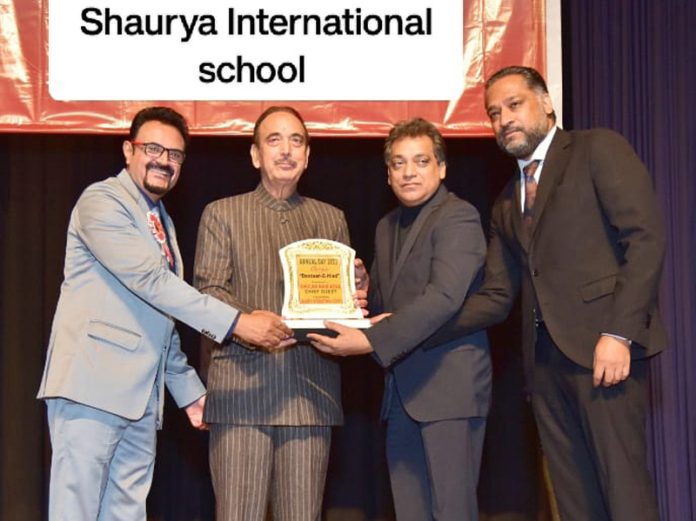 Former Chief Minister, Jammu and Kashmir, Ghulam Nabi Azad receiving memento from School Management.