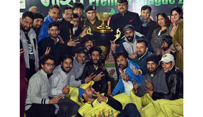 Guests along with players of 777Masters posing for a group photograph at the closing ceremony of Bharat Premier League in Jammu.