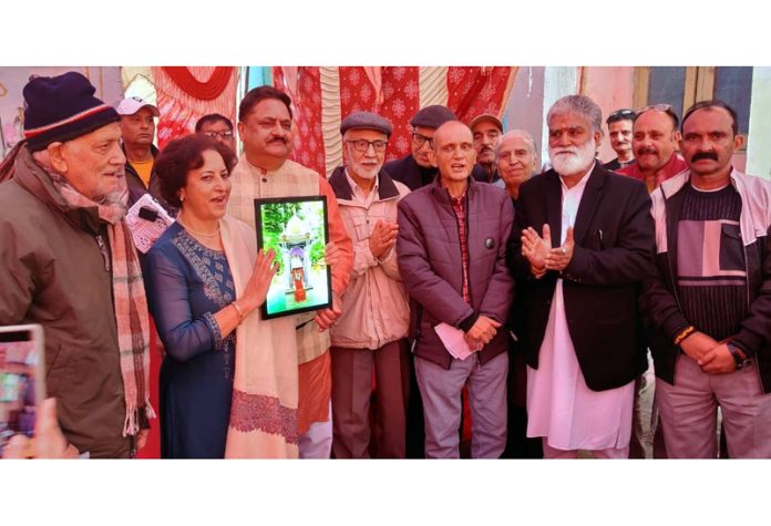 Kiran Wattal president, Vishwa Kashmiri Samaj and other KP leaders presenting portrait of Mata Kheer Bhawani to Dr Archana Kakroo at Jagti township on Saturday.