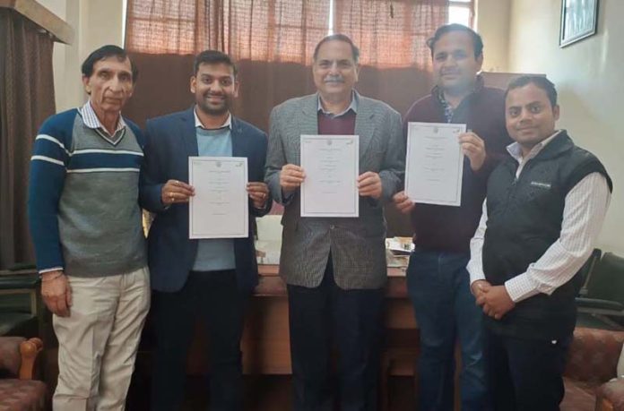 Representatives from NITS Polytechnic College Jammu, AHAsolar Technologies Ltd and iGrowGreen Academy Pvt Ltd displaying copies of MoU.